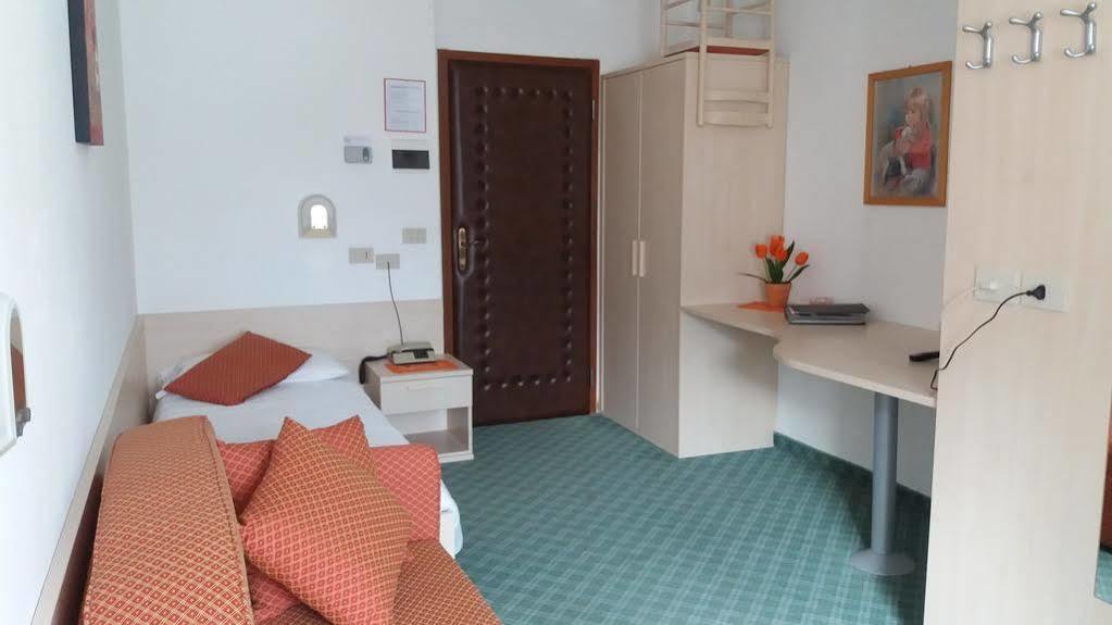 Hotel La Piroga Calceranica al Lago Exteriör bild